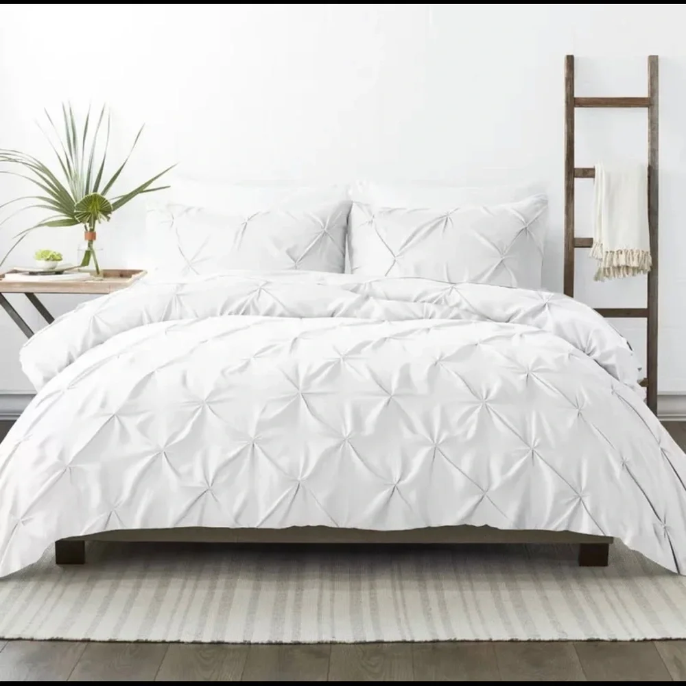 3-Pieces White Pinch Pleat Pintuck Comforter Set